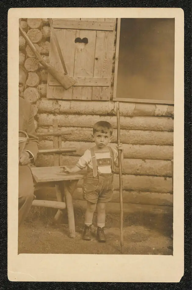 Bild på Porträtt av Otto Ullman i lederhosen 1926