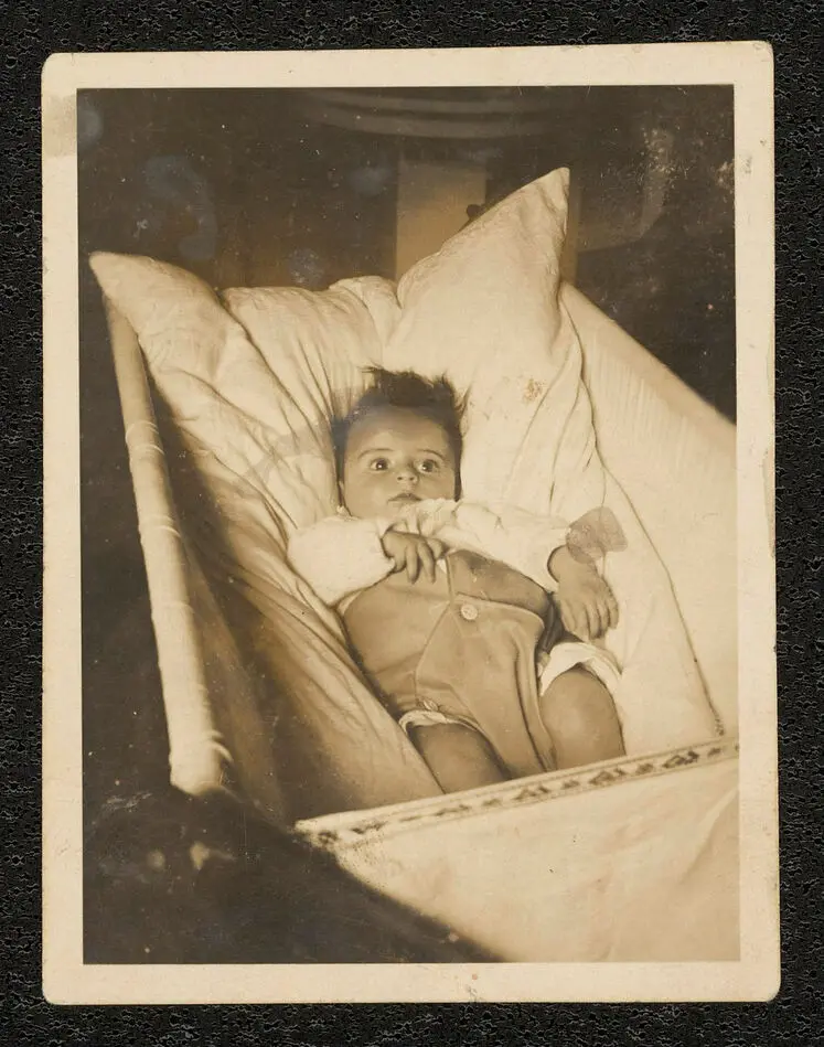 Bild på Porträtt av Otto Ullman i spjälsäng 1926